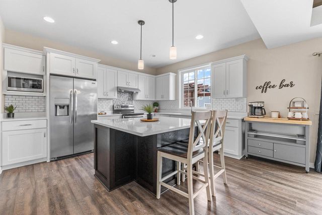 1384 Bluestem TRAIL, Oconomowoc, WI 53066