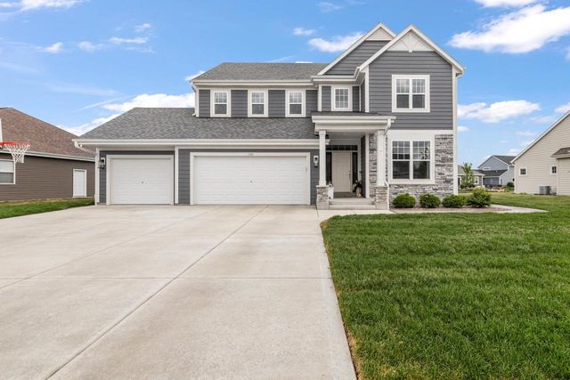 1384 Bluestem TRAIL, Oconomowoc, WI 53066