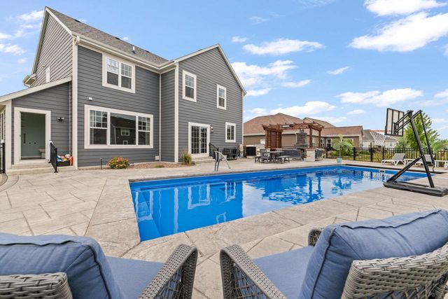 1384 Bluestem TRAIL, Oconomowoc, WI 53066