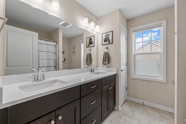 1384 Bluestem TRAIL, Oconomowoc, WI 53066