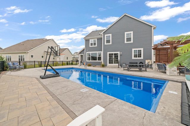 1384 Bluestem TRAIL, Oconomowoc, WI 53066