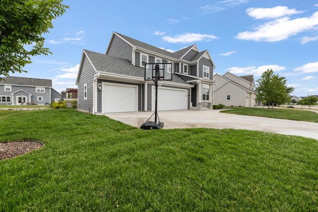 1384 Bluestem TRAIL, Oconomowoc, WI 53066