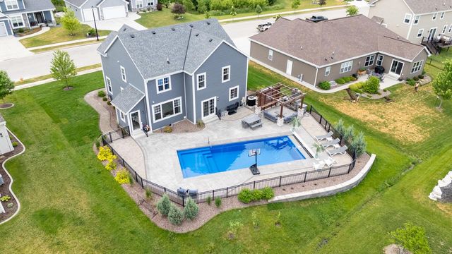 1384 Bluestem TRAIL, Oconomowoc, WI 53066