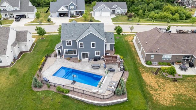 1384 Bluestem TRAIL, Oconomowoc, WI 53066