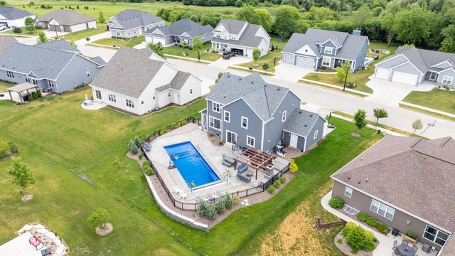1384 Bluestem TRAIL, Oconomowoc, WI 53066