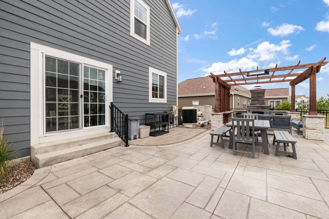 1384 Bluestem TRAIL, Oconomowoc, WI 53066