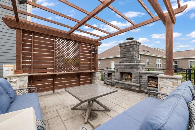 1384 Bluestem TRAIL, Oconomowoc, WI 53066