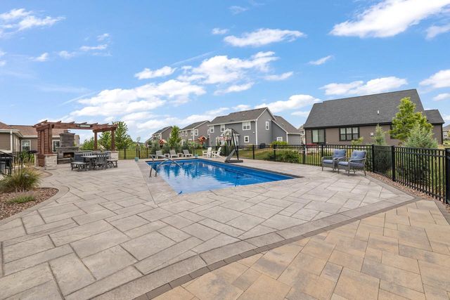 1384 Bluestem TRAIL, Oconomowoc, WI 53066