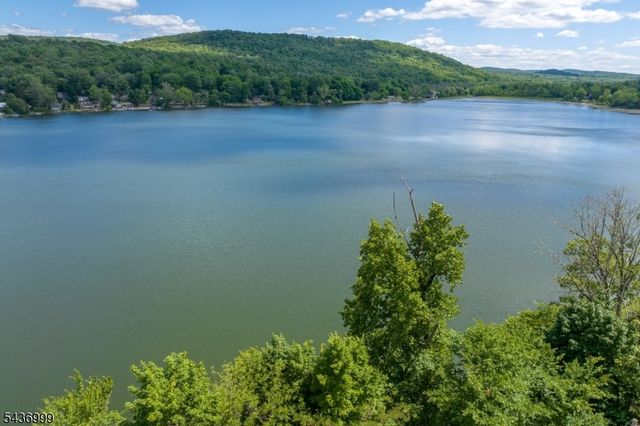 114 Lakeside Dr, Liberty Twp., NJ 07823