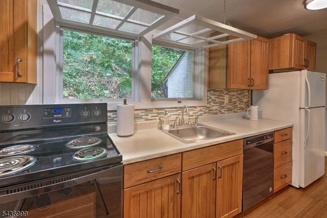 114 Lakeside Dr, Liberty Twp., NJ 07823