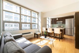 526 W 47th St # 3C, New York City, NY 11101