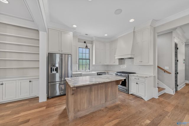 8 College Hill Circle NW, Huntsville, AL 35806