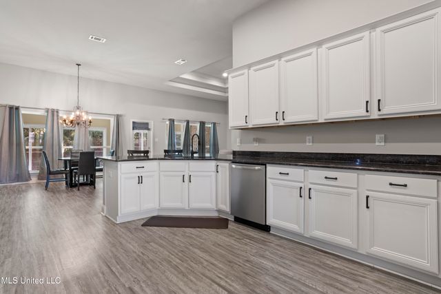 6594 Sugarcane Circle, Ocean Springs, MS 39564
