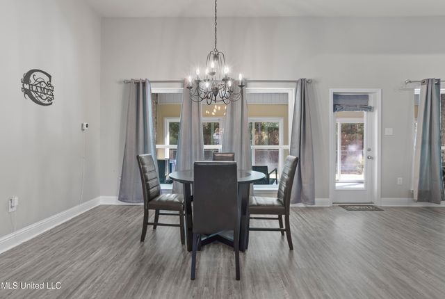 6594 Sugarcane Circle, Ocean Springs, MS 39564