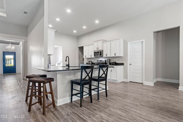 6594 Sugarcane Circle, Ocean Springs, MS 39564