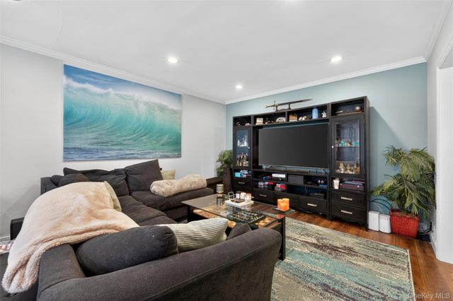 8 Wooleys Lane Apt B12, Great Neck, NY 11023