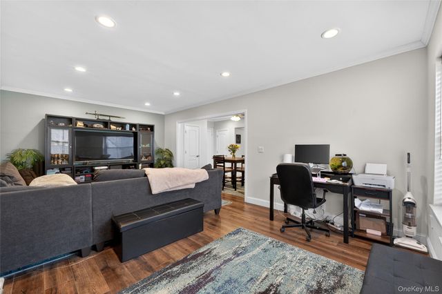 8 Wooleys Lane Apt B12, Great Neck, NY 11023