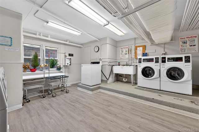 8 Wooleys Lane Apt B12, Great Neck, NY 11023