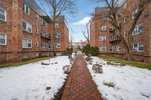 8 Wooleys Lane Apt B12, Great Neck, NY 11023