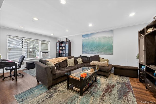 8 Wooleys Lane Apt B12, Great Neck, NY 11023