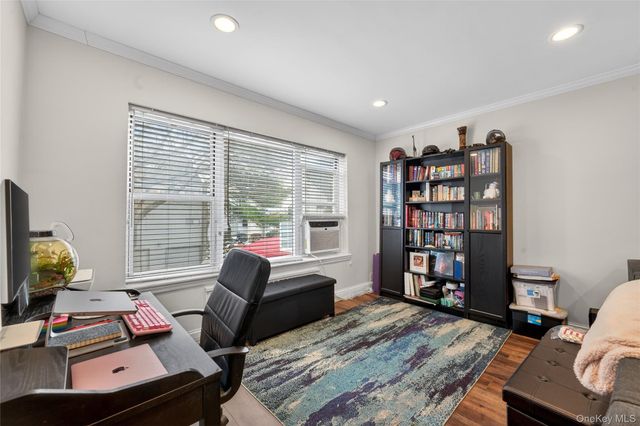 8 Wooleys Lane Apt B12, Great Neck, NY 11023