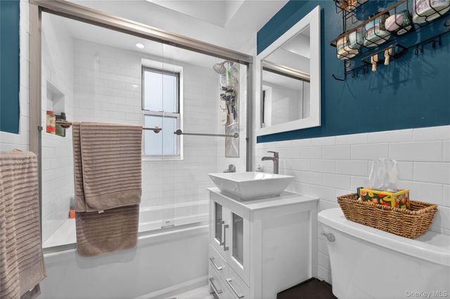 8 Wooleys Lane Apt B12, Great Neck, NY 11023