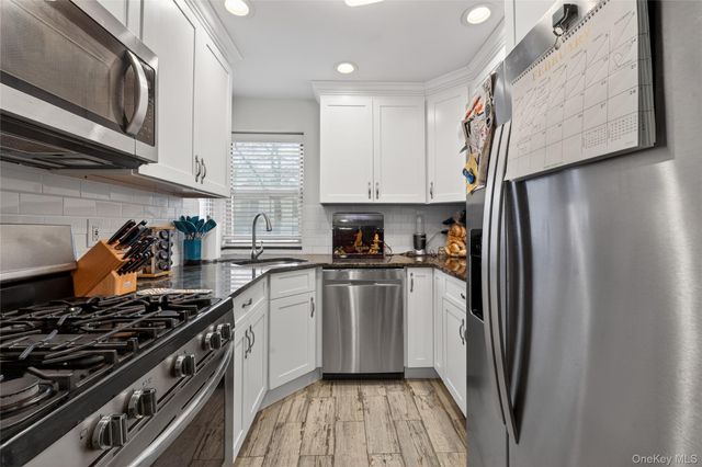 8 Wooleys Lane Apt B12, Great Neck, NY 11023