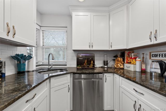 8 Wooleys Lane Apt B12, Great Neck, NY 11023