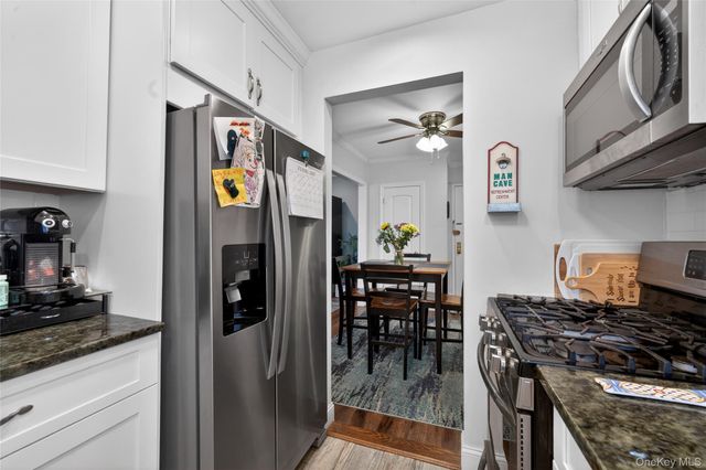 8 Wooleys Lane Apt B12, Great Neck, NY 11023