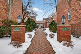 8 Wooleys Lane Apt B12, Great Neck, NY 11023