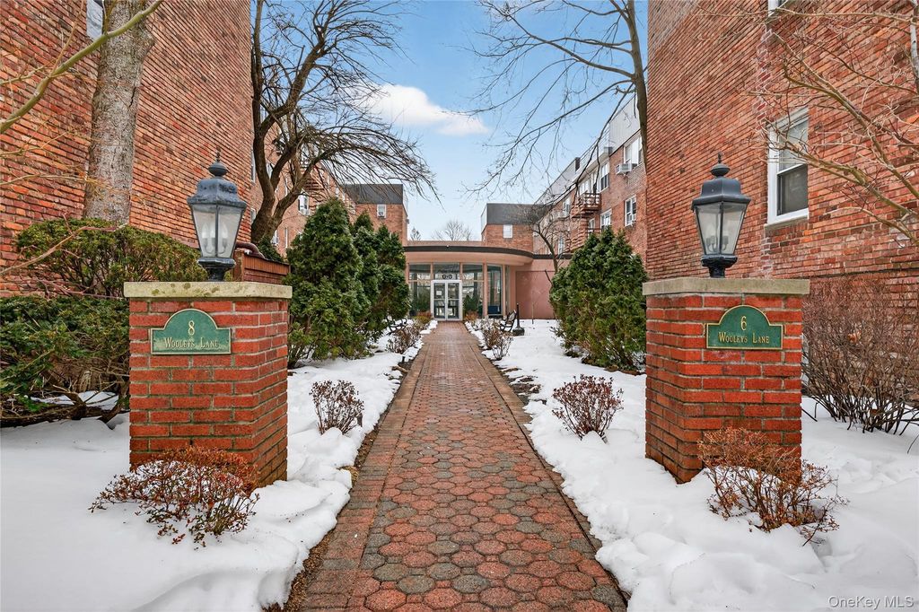 8 Wooleys Lane Apt B12, Great Neck, NY 11023