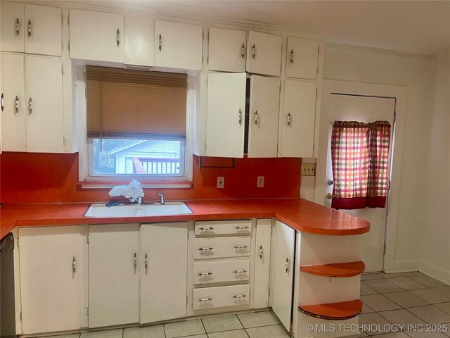 208 S College Avenue E, Tulsa, OK 74104