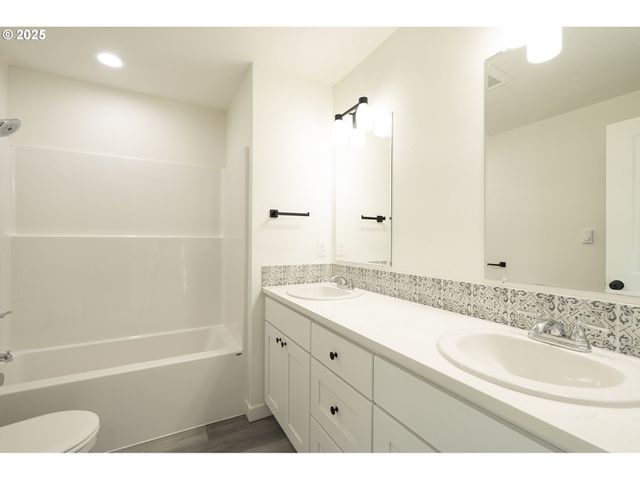 11191 Se STARK St, Portland, OR 97216