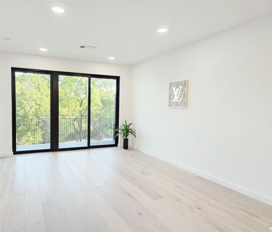 2209 S 1st ST 323, Austin, TX 78704