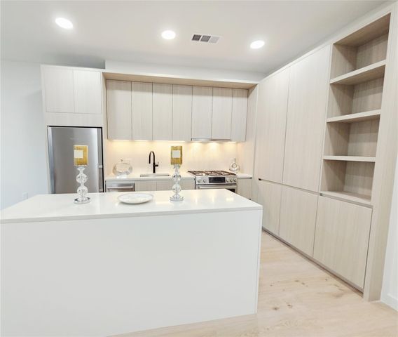 2209 S 1st ST 323, Austin, TX 78704