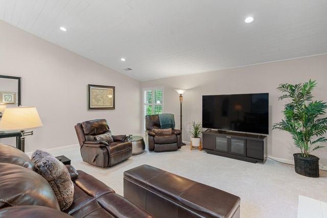 411 Dunbarton Cir, Sacramento, CA 95825