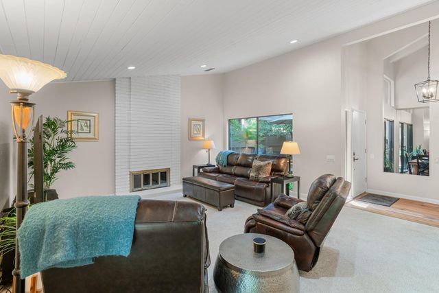 411 Dunbarton Cir, Sacramento, CA 95825