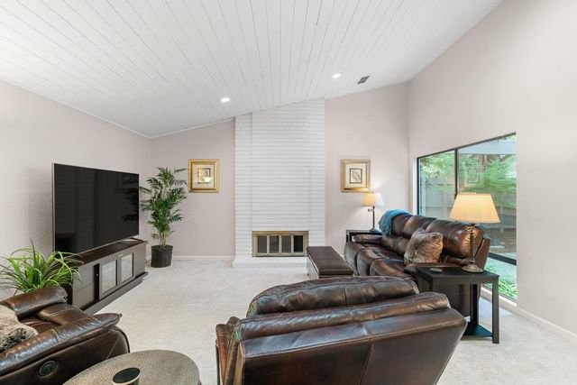 411 Dunbarton Cir, Sacramento, CA 95825