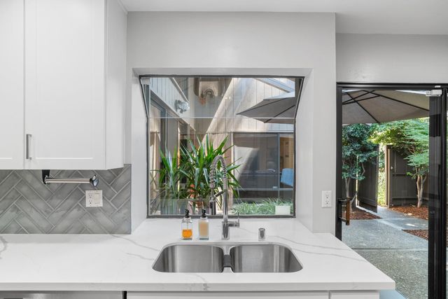 411 Dunbarton Cir, Sacramento, CA 95825