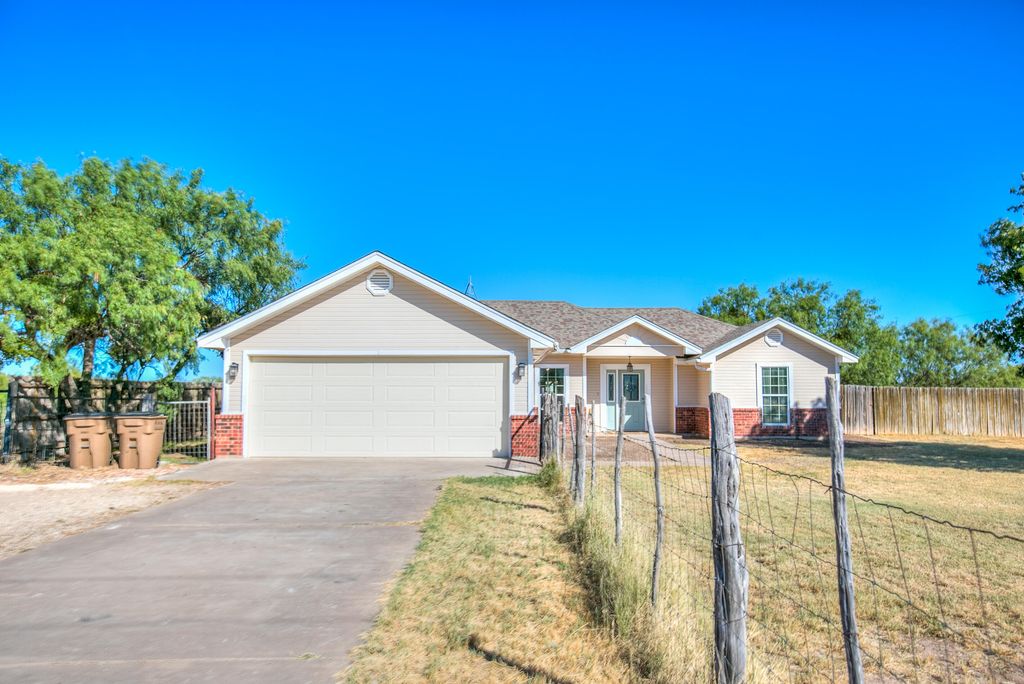 Image 3 of property listing at 12274 Twin Lakes Lane, San Angelo, TX 76904