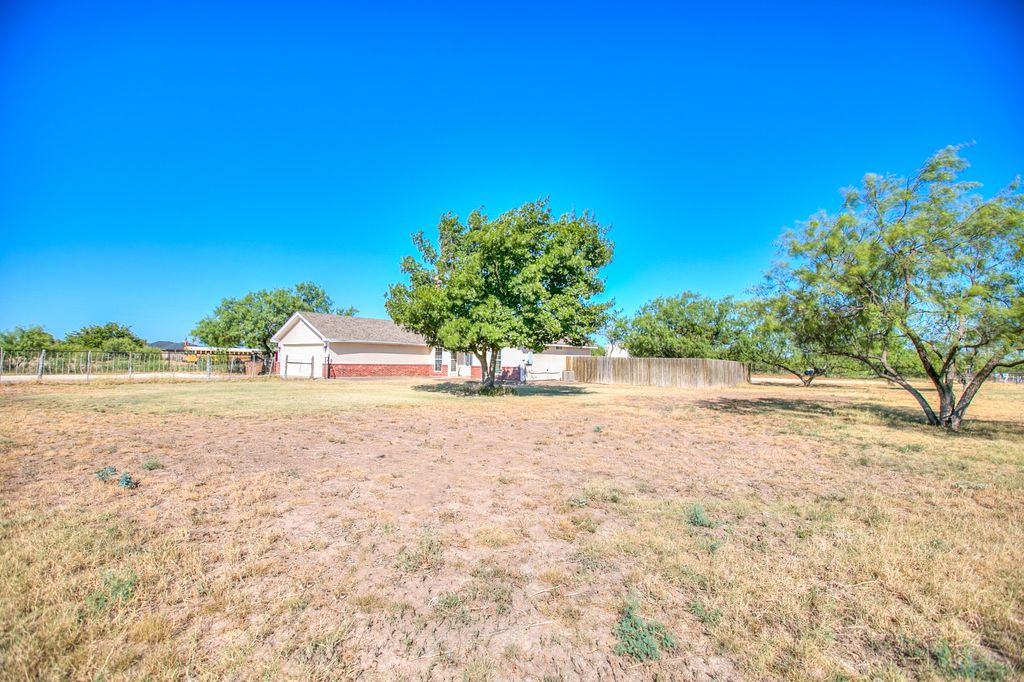 Image 4 of property listing at 12274 Twin Lakes Lane, San Angelo, TX 76904