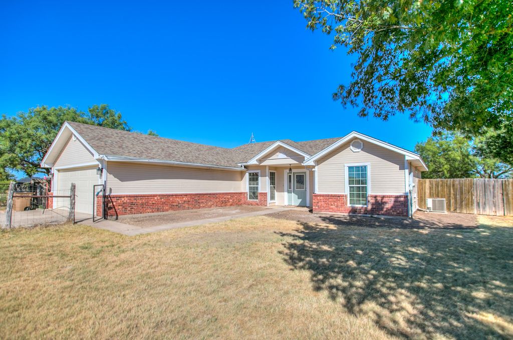 Image 5 of property listing at 12274 Twin Lakes Lane, San Angelo, TX 76904