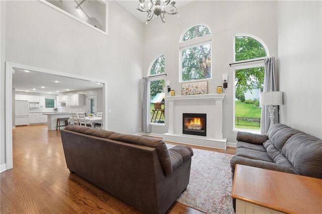 2605 SW Winterview Circle, Lee's Summit, MO 64081