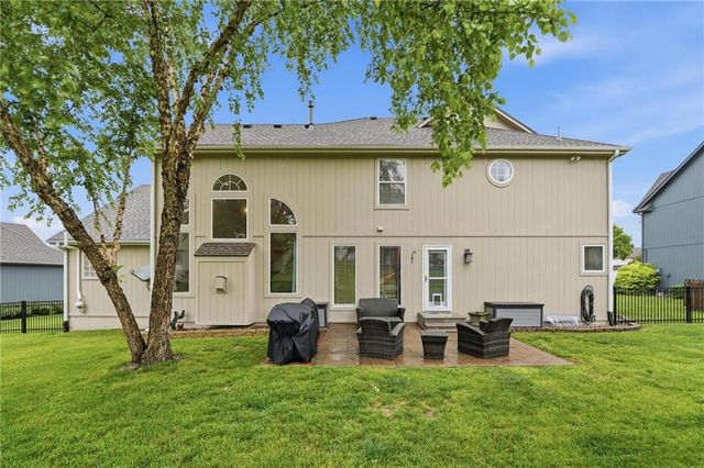 2605 SW Winterview Circle, Lee's Summit, MO 64081