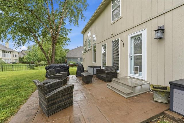 2605 SW Winterview Circle, Lee's Summit, MO 64081