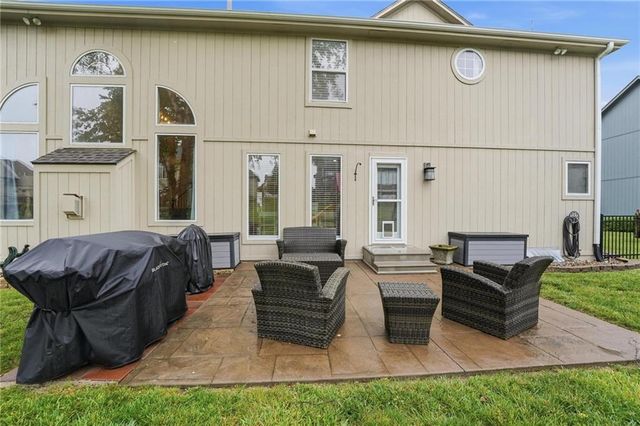 2605 SW Winterview Circle, Lee's Summit, MO 64081