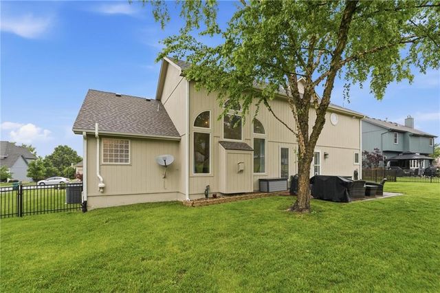 2605 SW Winterview Circle, Lee's Summit, MO 64081
