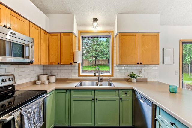 868 Winterberry Court, Woodbury, MN 55125