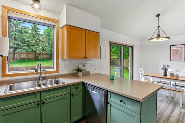 868 Winterberry Court, Woodbury, MN 55125