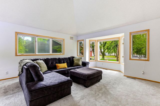 868 Winterberry Court, Woodbury, MN 55125